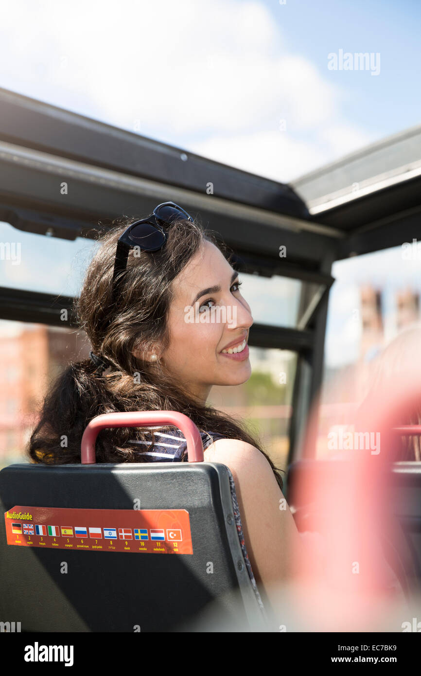 Deutschland, Berlin, junge weibliche Touristen auf Städtereise in einem Tour-bus Stockfoto