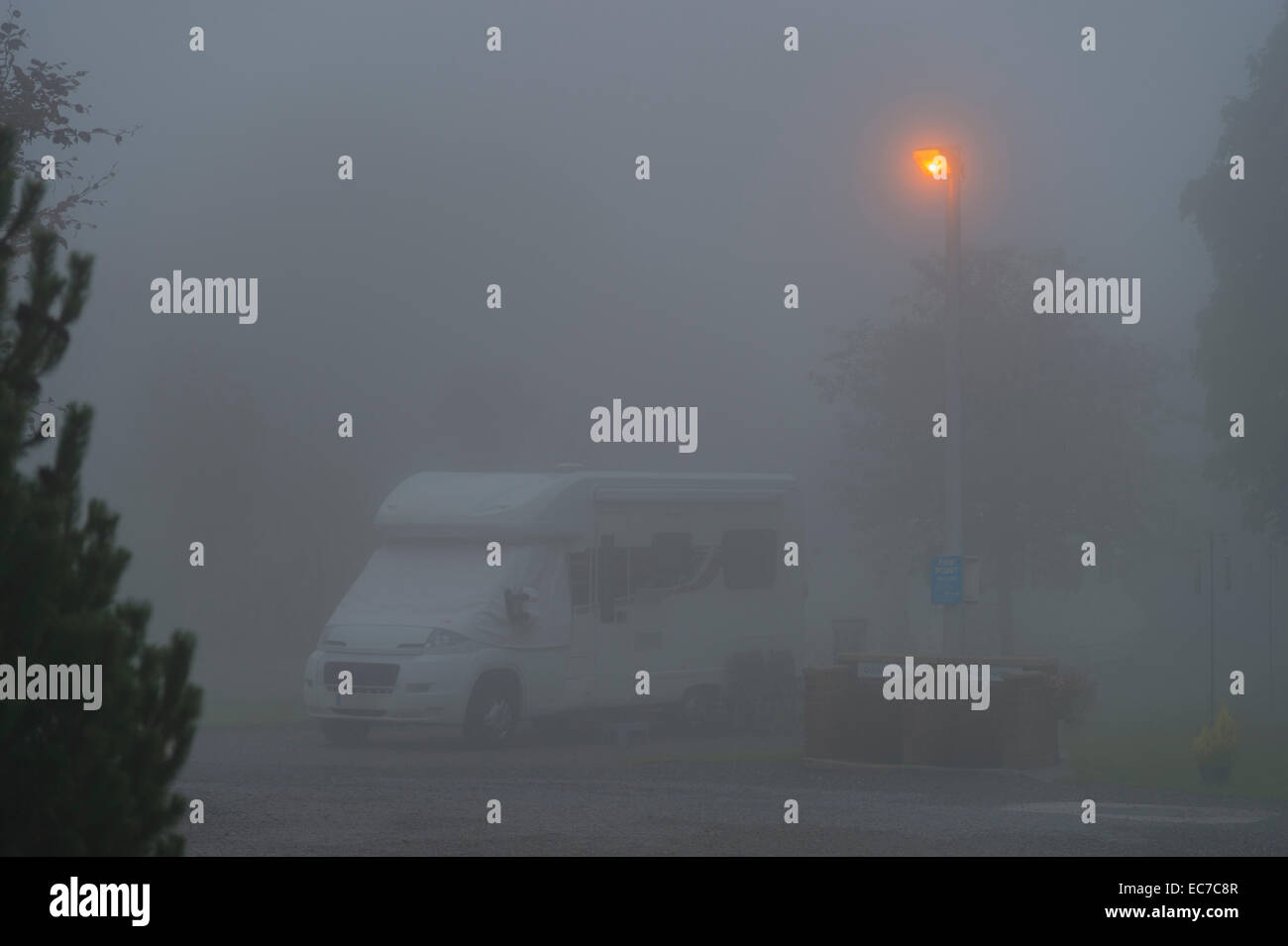Großbritannien, Cornwall, Landrake, Campingplatz mit starkem Nebel im Morgengrauen Stockfoto