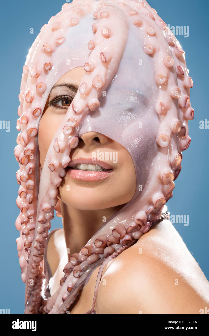Porträt der Frau mit Oktopus Kopfschmuck Stockfoto