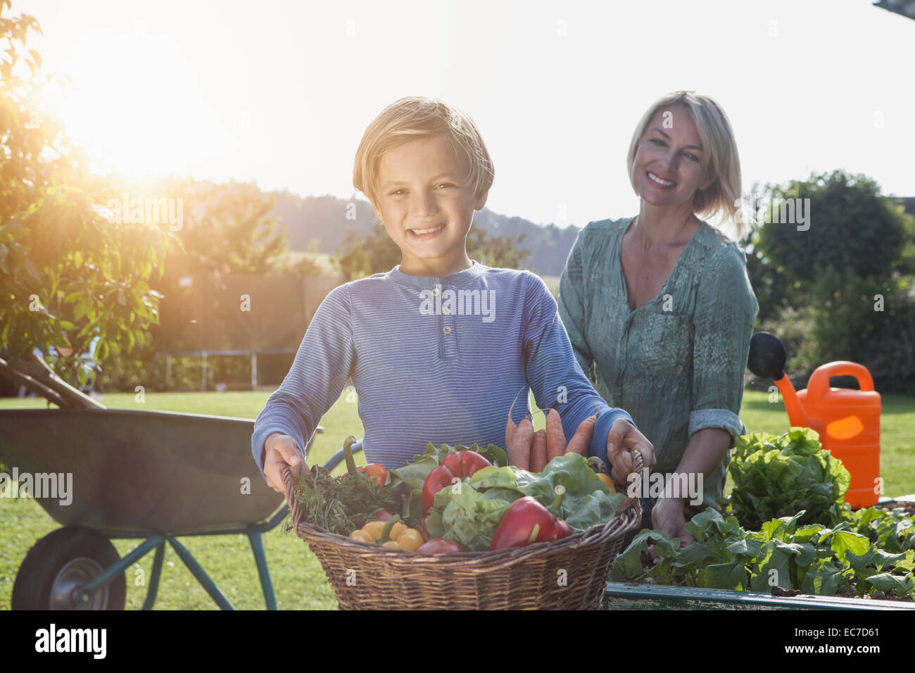 Junge mit Mutter im Garten Korb mit Gemüse Stockfotografie Alamy
