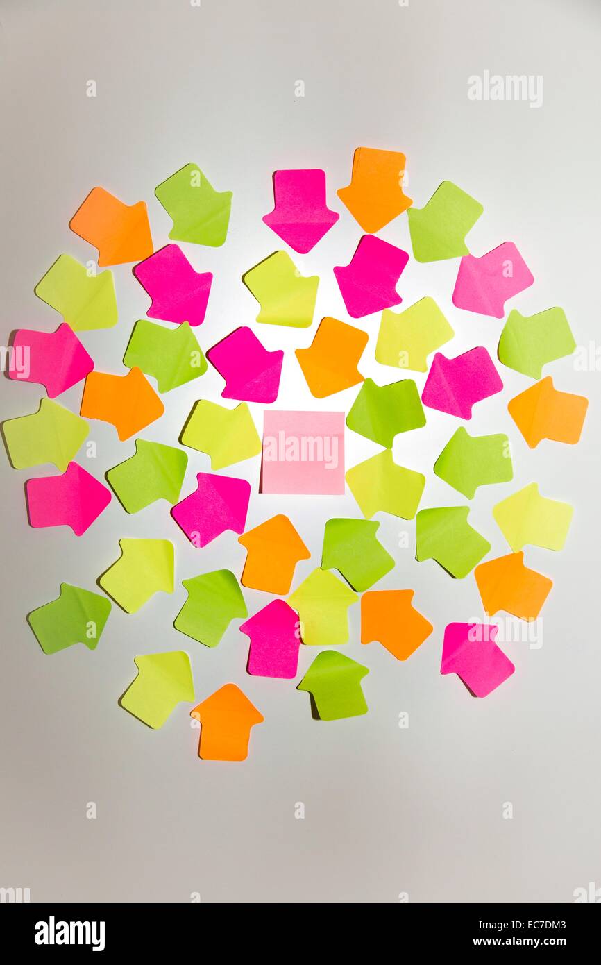 Farbigen Pfeil geformt Klebstoff Notizen und ein Quadrat auf weiße Wand Stockfoto