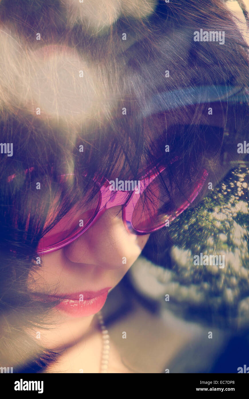 Junge Frau mit Sonnenbrille, Double Exposure entspannen Stockfoto