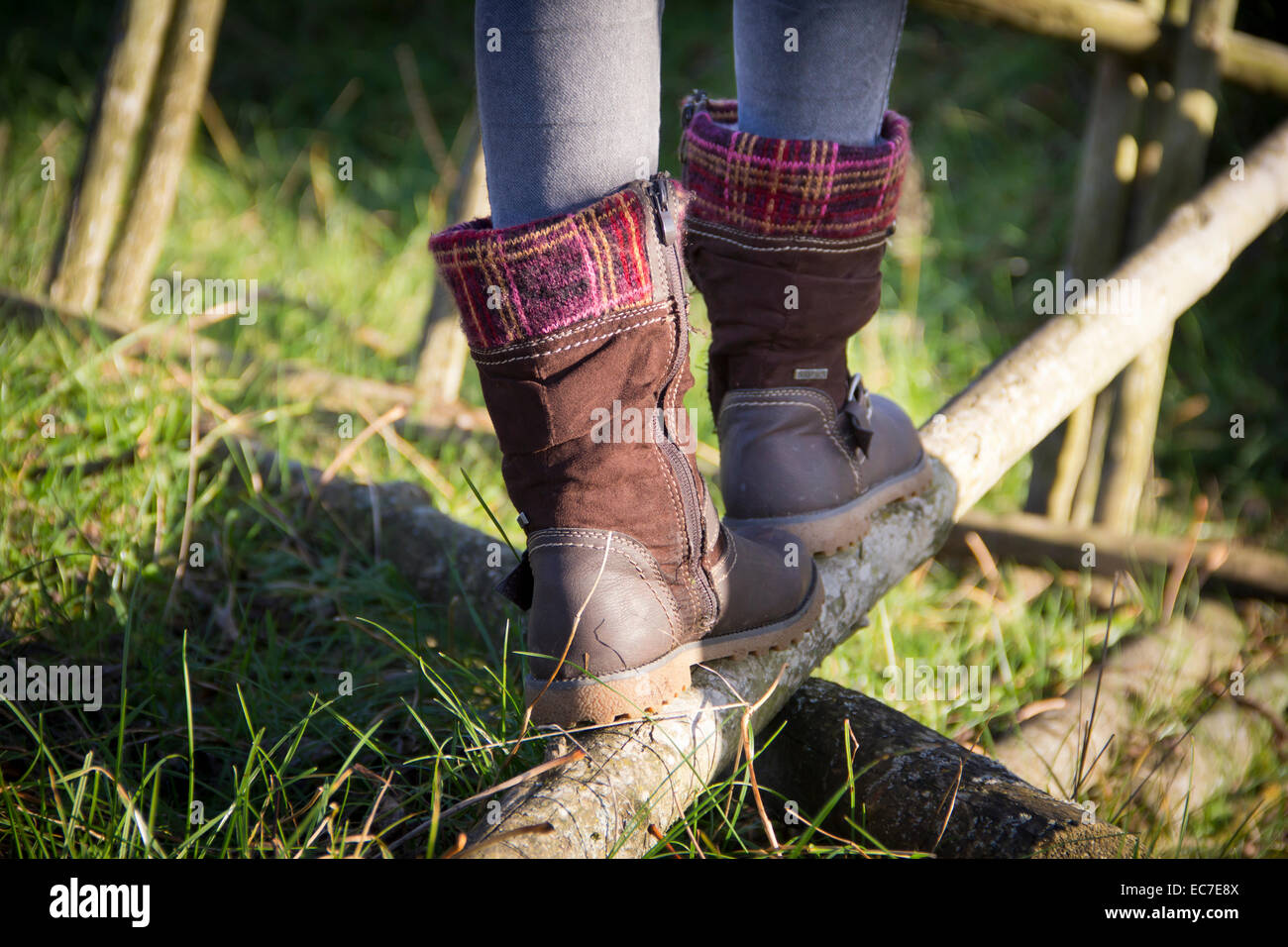 Deutschland, Bayern, Landshut, Mädchen balancing auf Baumstamm Stockfoto