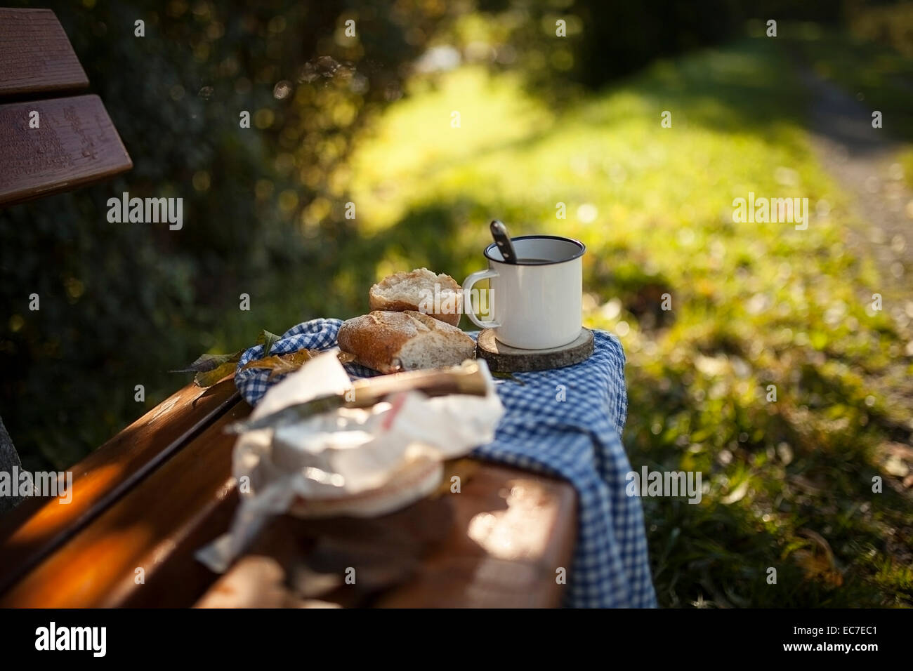 Kaffee, Brot, Käse und Herbst Blätter auf Holzbank Stockfoto