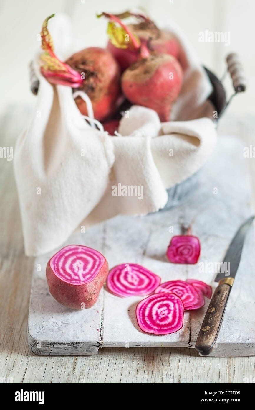 Eimer von Erbstück rote Beete, Beta Vulgaris und rote Bete in Scheiben geschnitten auf Holzbrett Stockfoto