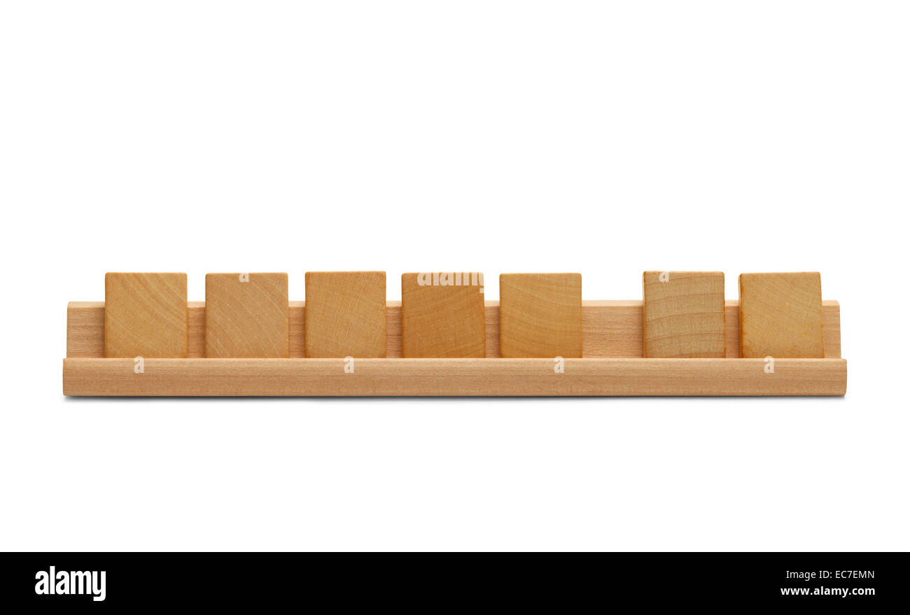 Sieben Blank-Holz-Quadrate auf Holz Haltestange, Isolated on White Background. Stockfoto