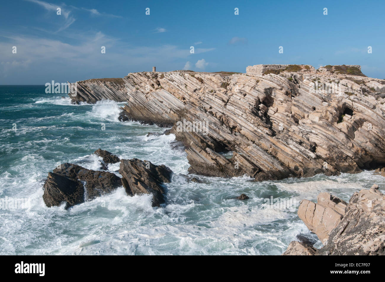 Geneigten Gesteinsschichten, Baleal, Portugal Stockfoto