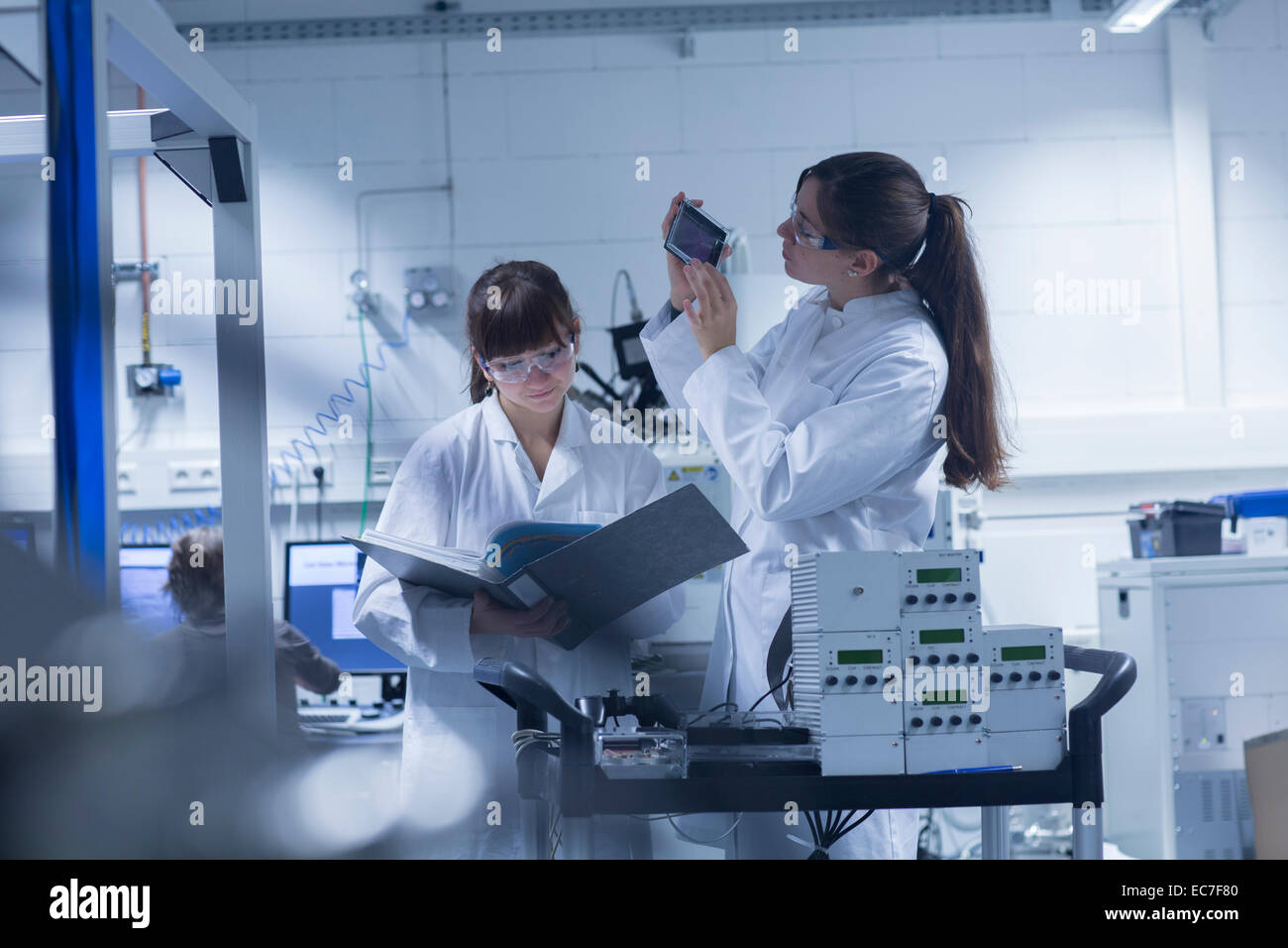 Zwei weibliche Techniker arbeiten zusammen in ein Technikum Stockfoto