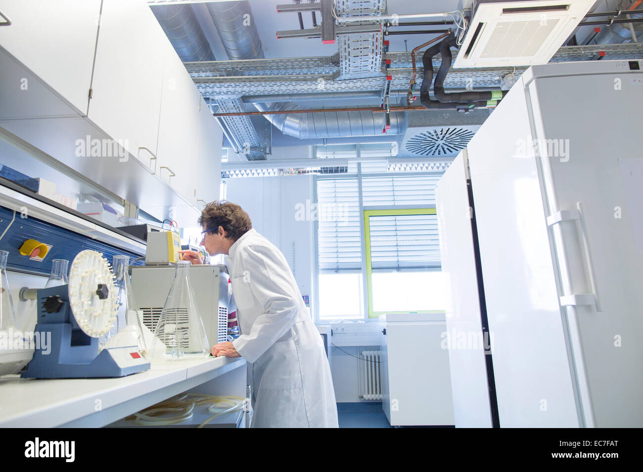 Weiblichen Techniker ein Rotator in Biochemie Labroratory Probe gesetzt Stockfoto