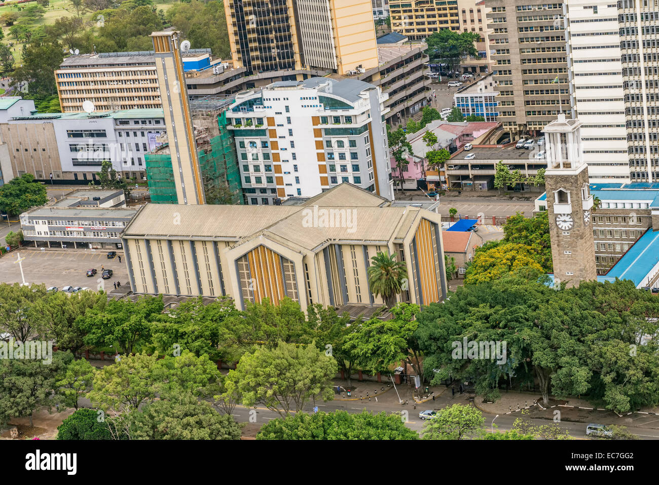 Kathedrale Basilica der Heiligen Familie betrachtet von Kenyatta International Conference Centre Stockfoto