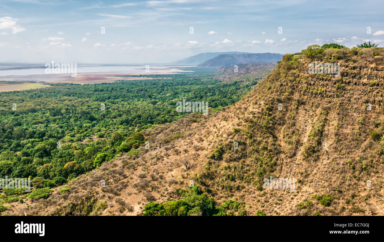 Blick über Ngorongoro Conservation Area mit Lake Magadi in Tansania, Ostafrika. Stockfoto