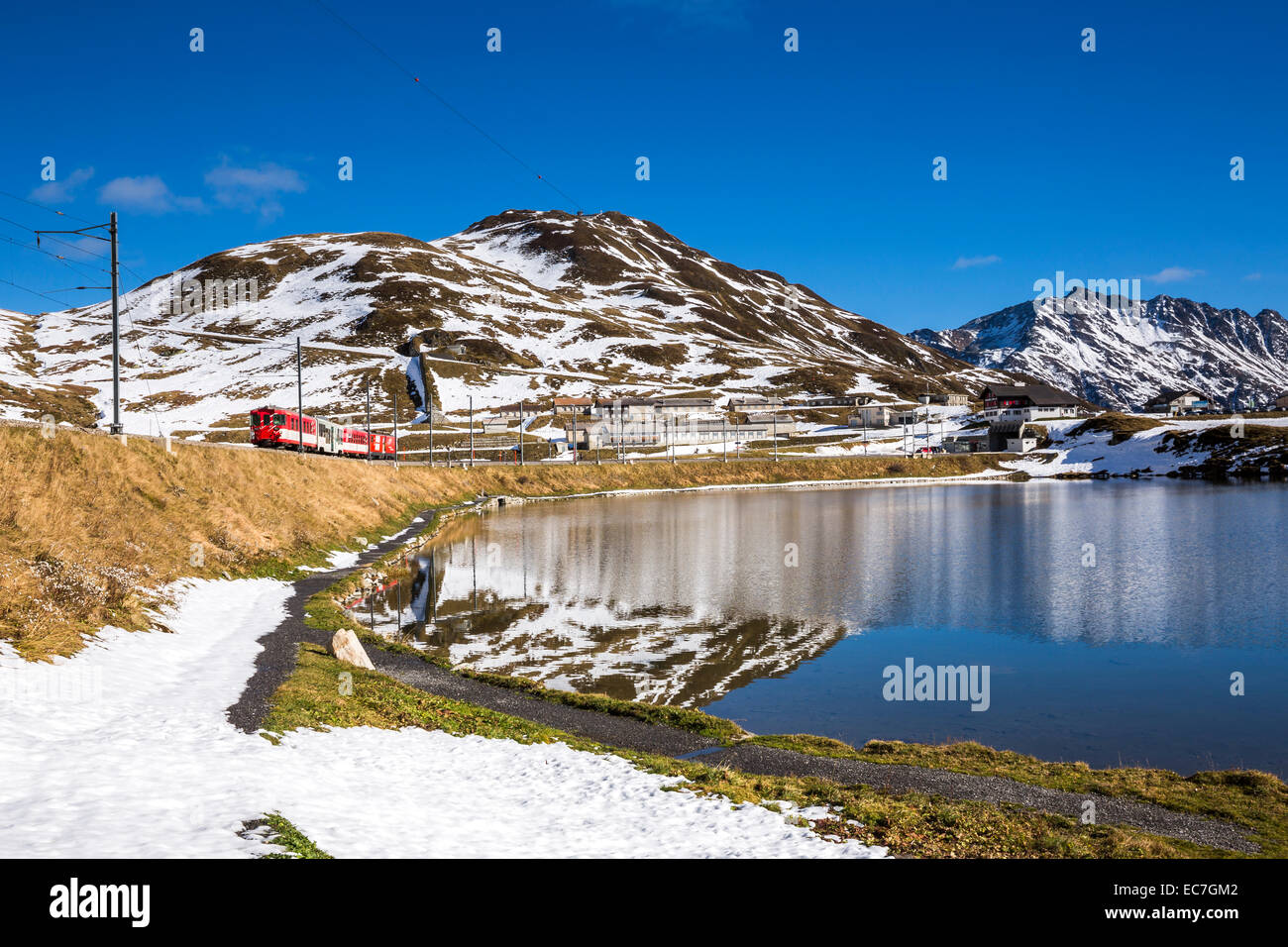 Schweiz, Kanton Uri, See Oberalpsee und Glacier Express Stockfoto