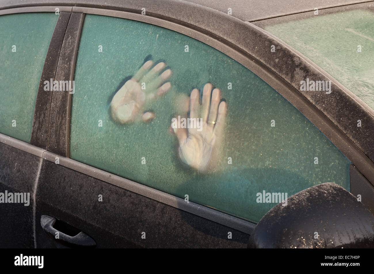 Hand wie Foot print druckt geschmolzene Frost auf Fenster Auto Idee gefangen im Inneren Überlebenden Kältewelle fordert Hilfe Sonnenaufgang Stockfoto