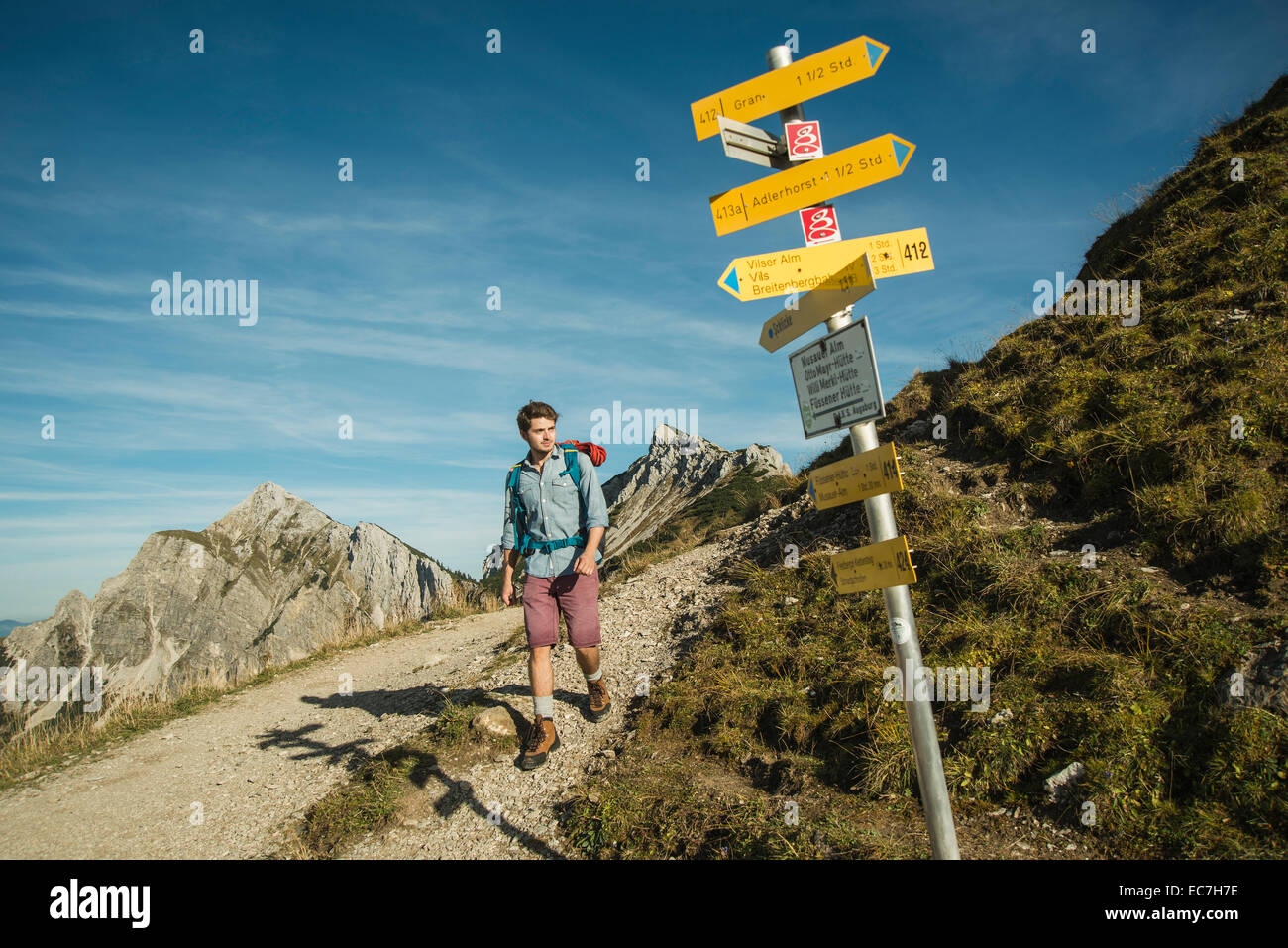 Österreich, Tirol, Tannheimer Tal, junger Mann auf Bergweg Wandern Stockfoto
