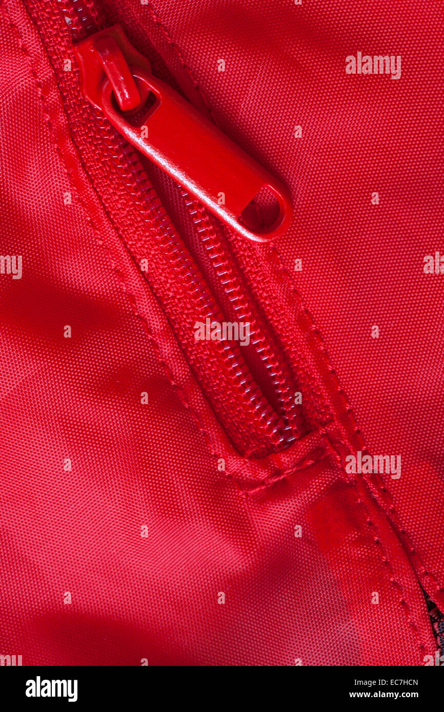 Roter Reißverschluss an der Jackentasche Stockfoto