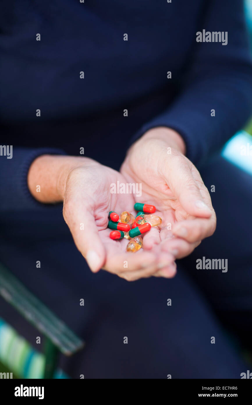 Pillen in senior Frauenhand Stockfoto