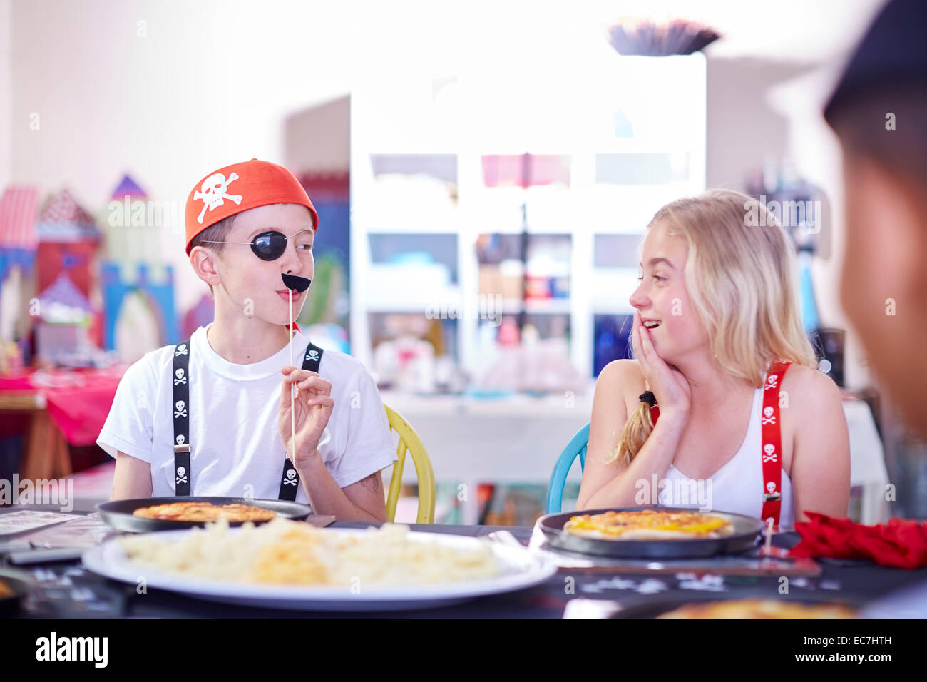 Kinder, verkleidet als Piraten Spaß auf einer party Stockfoto