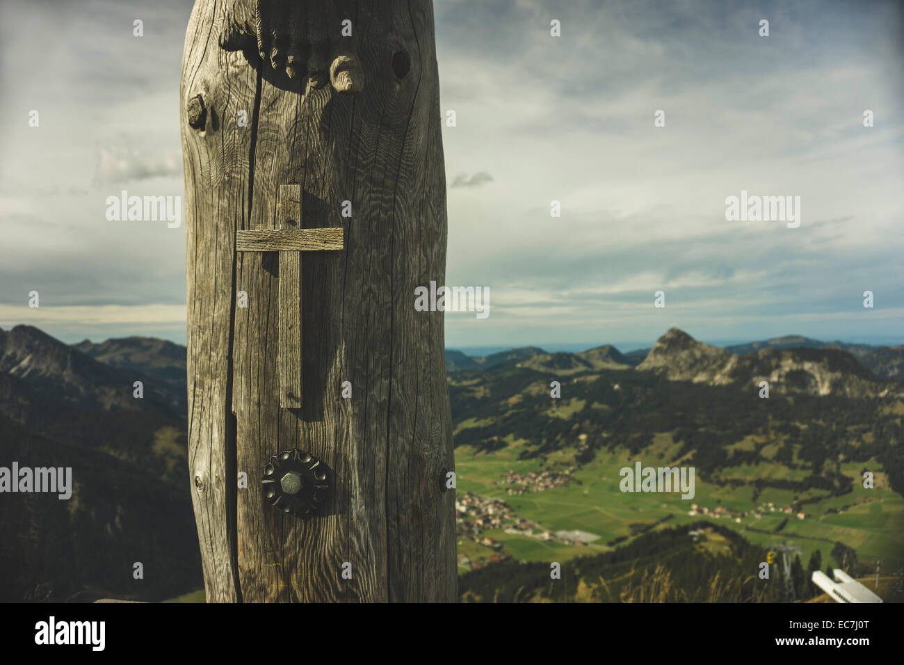Österreich, Tirol, Tannheimer Tal, Wayside Kreuz am Holzstab Stockfoto