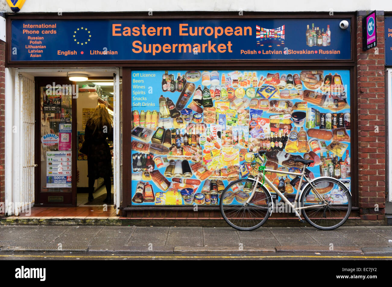 Eine östliche Europäische Supermarkt, catering für Neuzuwanderer in King's Lynn, Norfolk. Stockfoto