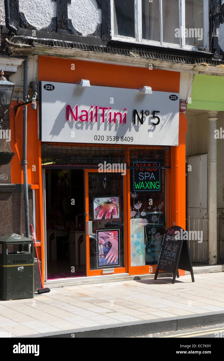 NAILTINI Nr. 5 Barfrauen und Nagelstudio in Bromley High Street. Stockfoto