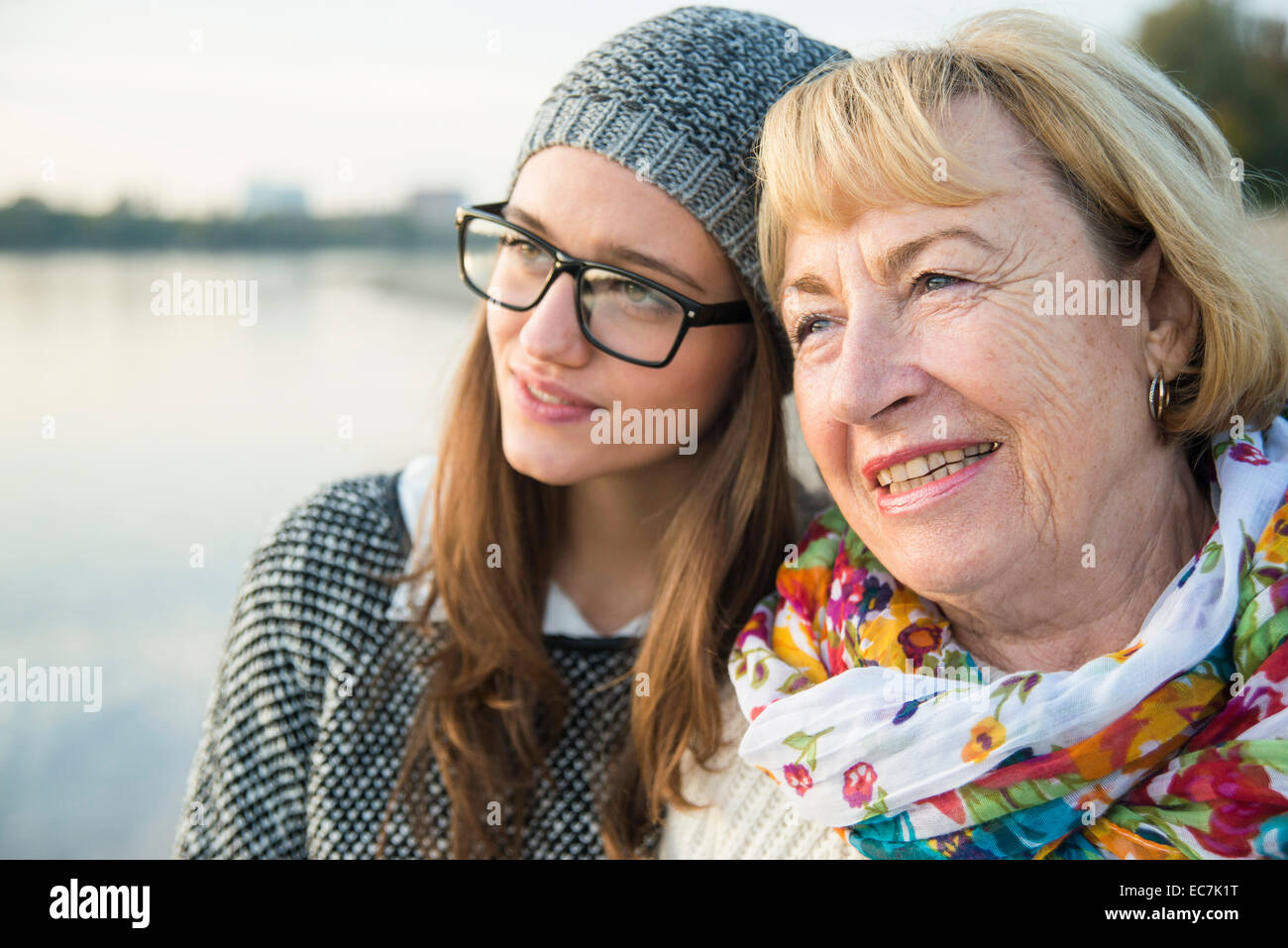 Porträt von senior Frau Kopf an Kopf mit ihrer Erwachsenen Enkelin Stockfoto
