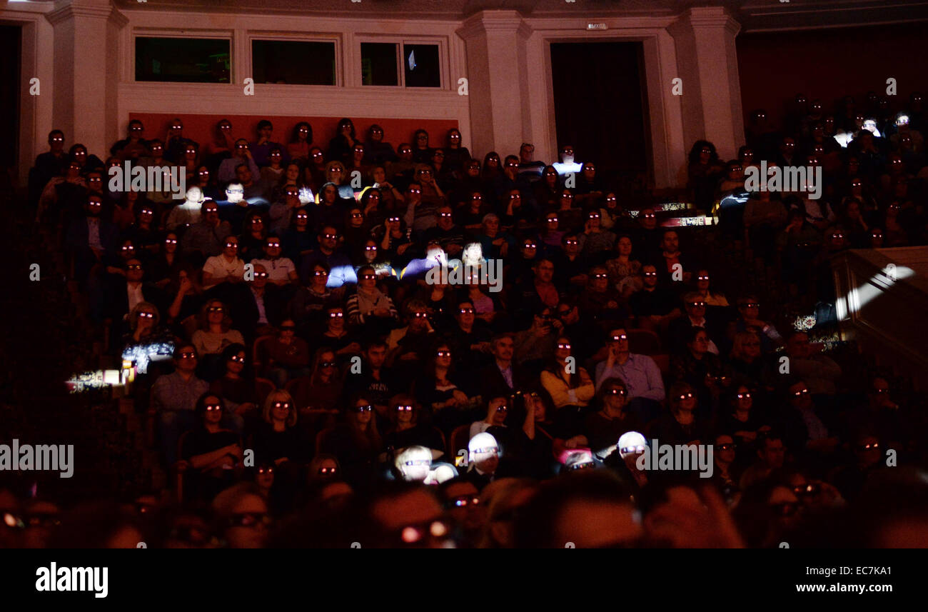 Zuschauer Mit 3D Brillen Halt bin 30.11.2014 Das Live 3D Musical "Polita" Im Theater der Russischen Armee in Moskau (Russland), Das die Geschichte des Polnischen Hollywoodstars Pola Negri wurde. Es ist Das Erste Musical, Das Komplett Mit 3D Technik Produziert Wurde. Im Januar Und Februar 2015 ist es in Stuttgart, Mannheim Und München in Deutschland Zu Sehen. Foto: Jens Kalaene/dpa Stockfoto