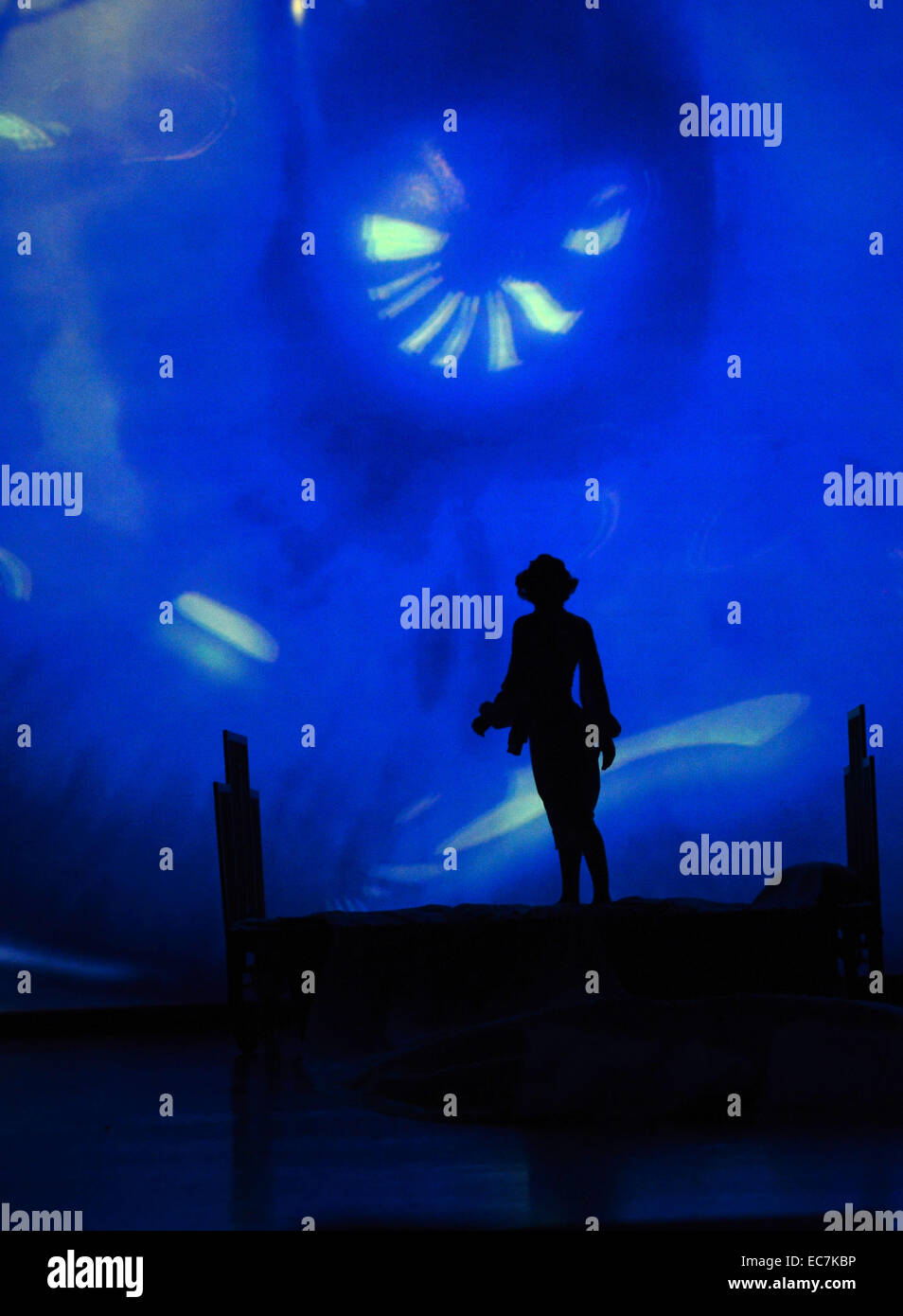 Die Musical-Darstellerin Und meint Und Natasza Urbanska Spielwarenmesse bin 30.11.2014 in Einer Szene des Live-3D-Musicals "Polita" Im Theater der Russischen Armee in Moskau (Russland), Das die Geschichte des Polnischen Hollywoodstars Pola Negri wurde. Es ist Das Erste Musical, Das Komplett Mit 3D Technik Produziert Wurde. Im Januar Und Februar 2015 ist es in Stuttgart, Mannheim Und München in Deutschland Zu Sehen. Foto: Jens Kalaene/dpa Stockfoto