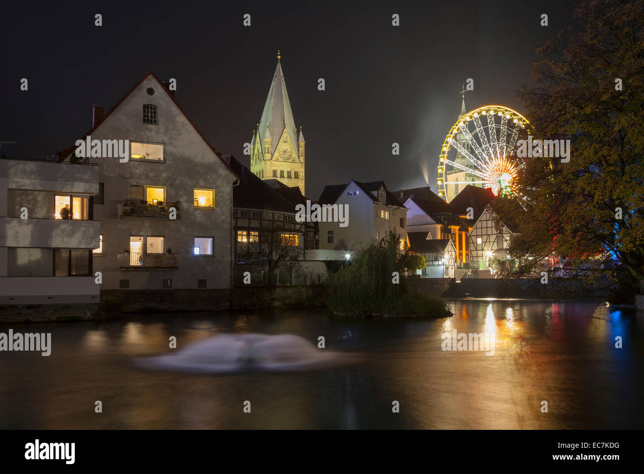 Deutschland, Nordrhein-Westfalen, Soest, Allerheiligen, Riesenrad am Abend Stockfoto