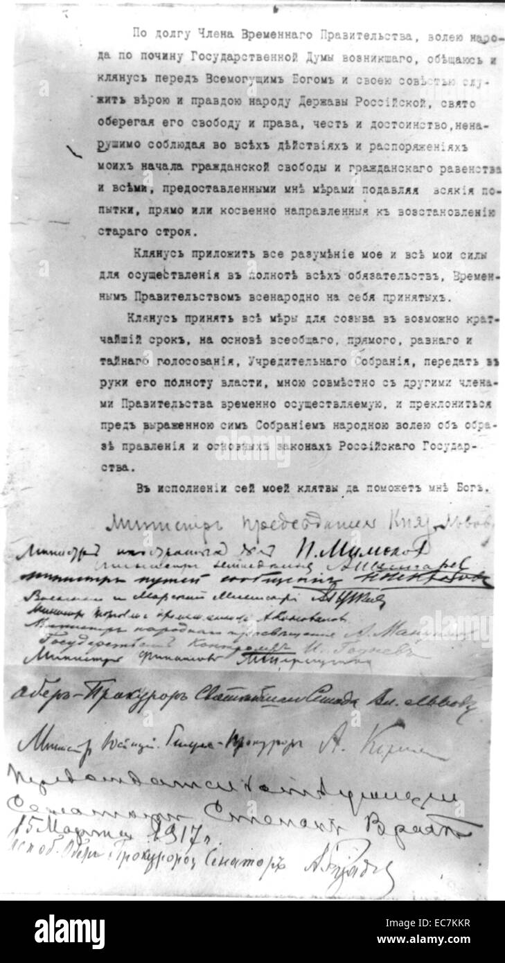 Eid von den Mitgliedern der Russischen provisorischen Regierung. Das Foto zeigt ein Dokument mit getippten Text am oberen und handschriftliche Aussagen an der Unterseite. Die russische Revolution ist der Sammelbegriff für eine Reihe von Revolutionen in Russland im Jahr 1917, die die zaristische Autokratie demontiert und führte zur Gründung der Russischen SFSR. Stockfoto