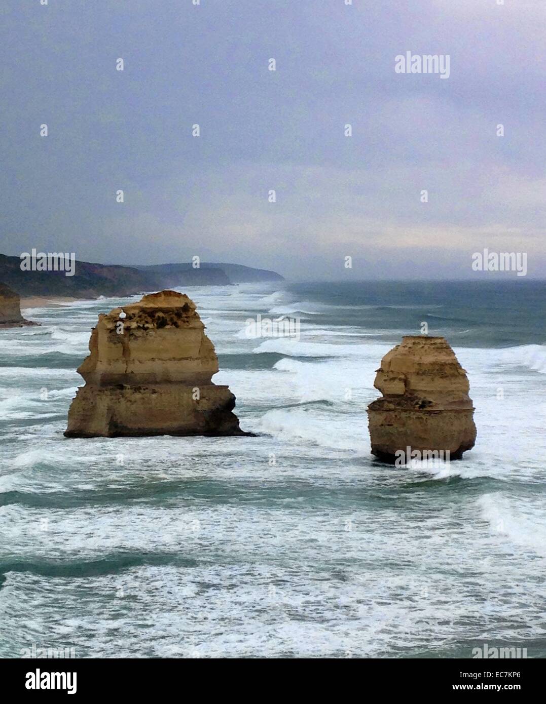Die Zwölf Apostel ist eine Sammlung von Kalkstein stapeln vor der Küste von Port Campbell National Park, von der Great Ocean Road in Victoria, Australien. Die unmittelbare Nähe der Aufstellungsort eine beliebte Touristenattraktion. Stockfoto