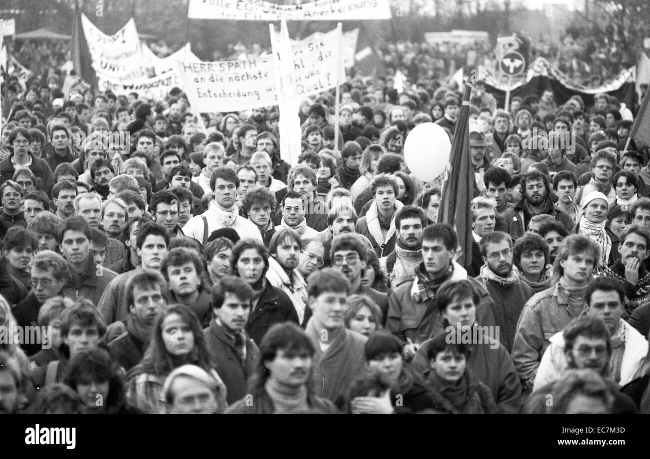 20.000 Schüler und Studenten demonstrieren gegen geplante pädagogische Budgetkürzungen in der deutschen Hauptstadt Bonn, 1987. Bild vom 28. November 2014. Stockfoto