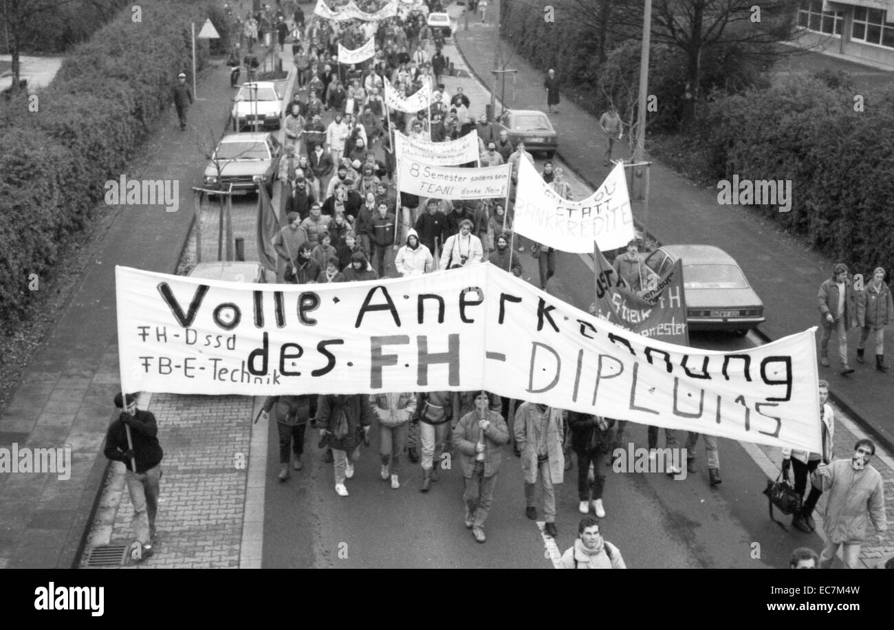 20.000 Schüler und Studenten demonstrieren gegen geplante pädagogische Budgetkürzungen in der deutschen Hauptstadt Bonn, 1987. Bild vom 28. November 2014. Stockfoto