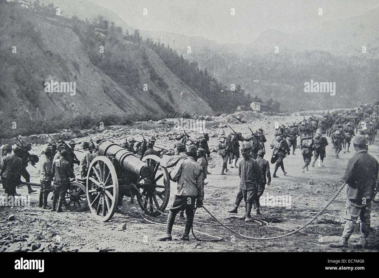 Italienische Armee überquert die Karnische Region in Italien während Weltkrieges einer Stockfoto