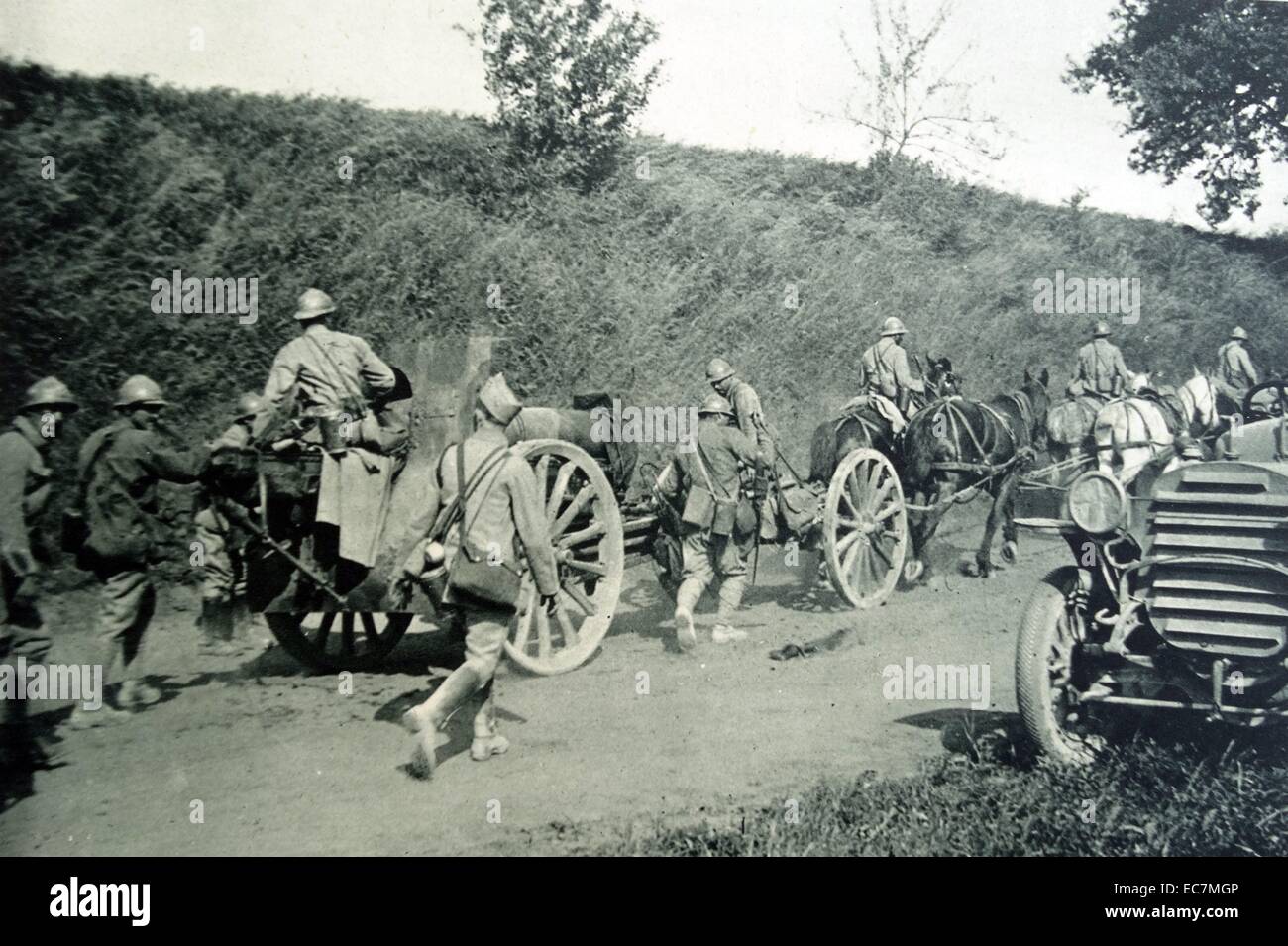 Französische Artillerie-Einheit in Frankreich im ersten Weltkrieg unterwegs. Stockfoto