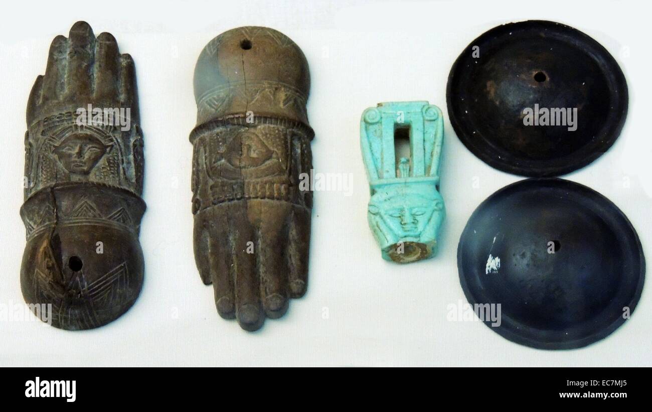 Links: Ägyptische Kastagnetten aus Holz mit dem Leiter der Hathor geschnitzt. Neues Reich 1500-1000 v. Chr.. Rechts: Bronze cymbals und Fragment eines Modells sistrum. Späten Zeitraum 1000-300 v. Chr.. Stockfoto