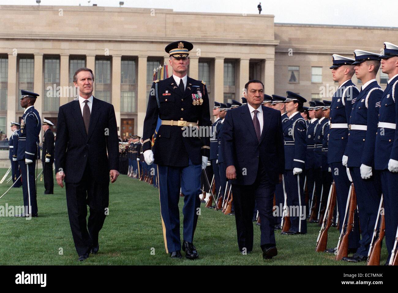 Verteidigungsminister William S. Cohen (links) tritt Oberstleutnant Charles Sniffin (Mitte), U.S. Army, dem Kommandeur der Truppen, in Begleitung von Besuchen der ägyptische Präsident Hosni Mubarak (rechts), als er die gemeinsamen Dienste Ehrengarde während einer März 30, 2000, Feier ihn einladend zum Pentagon prüft. Nach der vollständigen Ehrungen Begrüßungszeremonie, Mubarak nahmen an einem Arbeitsfrühstück, indem nicht nur ältere Verteidigungsministerium Beamte teilgenommen, aber auch mehrere prominente US-Senatoren Stockfoto