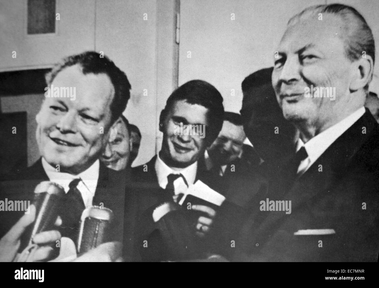Vizekanzler Willy Brandt (1913-1992), deutscher Staatsmann und Politiker mit Kurt Georg Kiesinger 1904-1988 Bundeskanzler der Bundesrepublik Deutschland 1966 - 1969 mit Stockfoto
