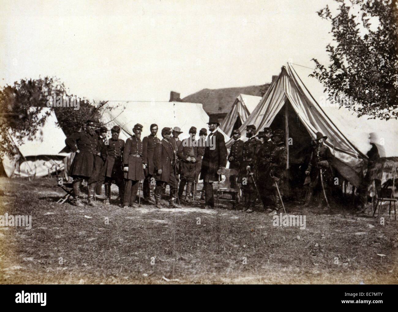 Präsident Lincoln auf Schlacht von Antietam, Oktober, 1862 bei seinem Besuch in General McClellan, Oberbefehlshaber der Armee des Potomac, zu ermutigen, "Little Mac' Angriff der Konföderierten Armee. Lincoln wird gestellt, um einen Stuhl und nach McClellan mit anderen Union Offiziere der Armee außerhalb der Hütte gruppiert. Stockfoto