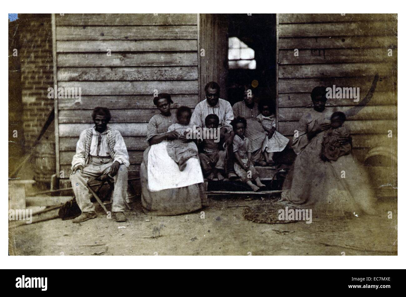 Familie der Slaves Gaines' Haus. African American slave Familie stellte vor einem Holzhaus, Washington, D.C., Hampton, Virginia. Stockfoto