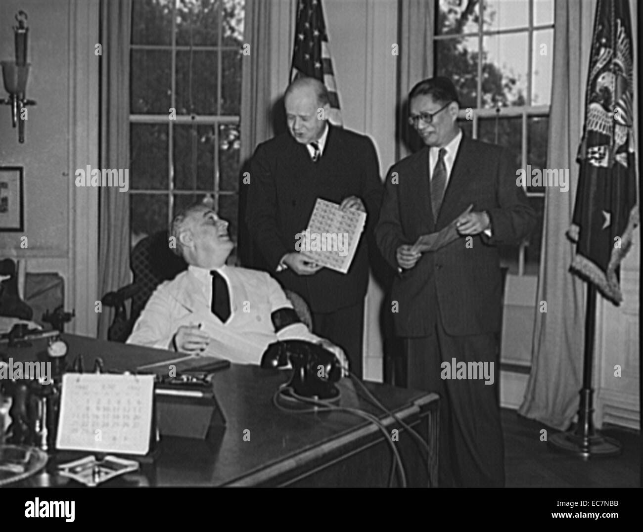 Präsident Roosevelt und T.V. Soong, Außenminister von China, Käufe von Postmaster General Walker einige der neuen Fünf-Cent-briefmarken als Symbol für Freiheit und Demokratie in den Vereinigten Staaten und China. Der Stempel trägt Bilder von Präsident Lincoln und Sun Yat-Sen, erster Präsident von China, und eine Chinesische Inschrift Stockfoto