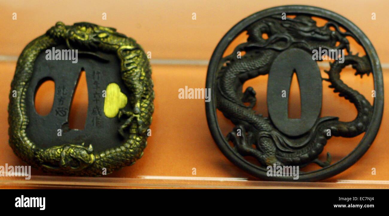 Japanisches Schwert - Wächter (tsuba) 1800-1900, Edo oder Meiji ära. Diese Wachen waren auf Schwerter, die japanische Männer der Samurai Klasse festgelegt. Sie geschützt die Hand des Trägers, sondern auch als ein Symbol von seinem Status und Überzeugungen gehandelt. Eine japanische Mythos sagte, dass das Schwert des Kaisers, eines seiner drei heiligen Besitz, vom Schwanz eines Drachen kam. Stockfoto