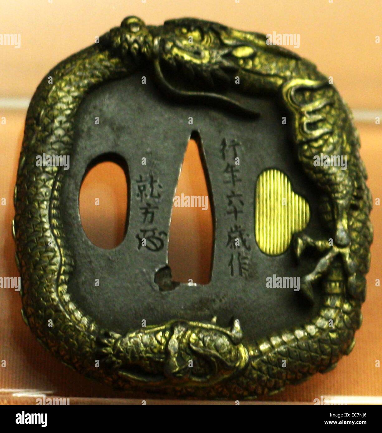 Japanisches Schwert - Wächter (tsuba) 1800-1900, Edo oder Meiji ära. Diese Wachen waren auf Schwerter, die japanische Männer der Samurai Klasse festgelegt. Sie geschützt die Hand des Trägers, sondern auch als ein Symbol von seinem Status und Überzeugungen gehandelt. Eine japanische Mythos sagte, dass das Schwert des Kaisers, eines seiner drei heiligen Besitz, vom Schwanz eines Drachen kam. Stockfoto