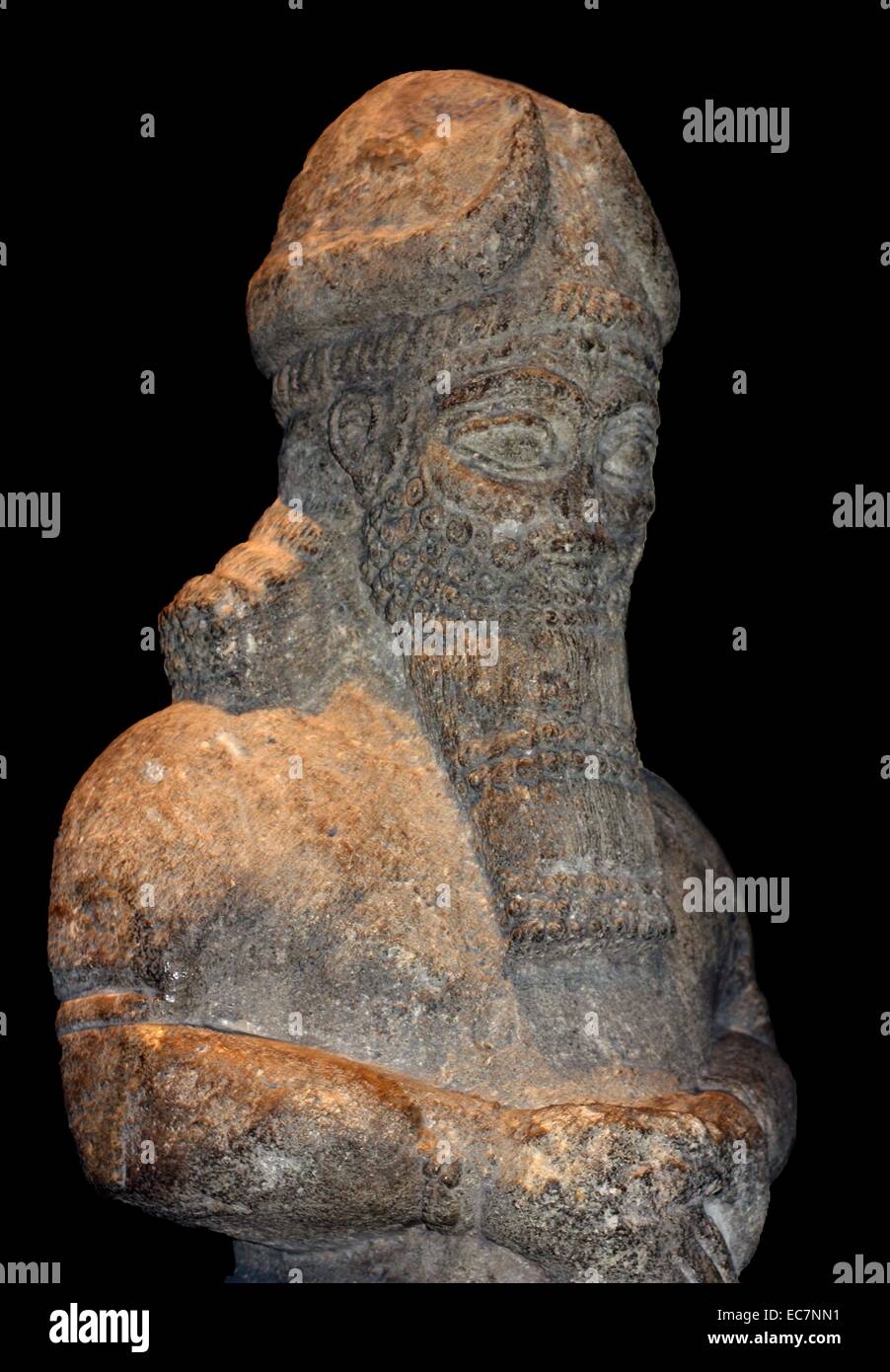 Attendant Gott. Assyrische, ca. 810-800 v. Chr.. Von Nimrud, Tempel des NABU. Dieser Gott, mit seinen paar gegenüber, stand vor der Tür im Tempel des Nabu, Gott der Schrift. Beide wurden zum Nabu gewidmet. Stockfoto