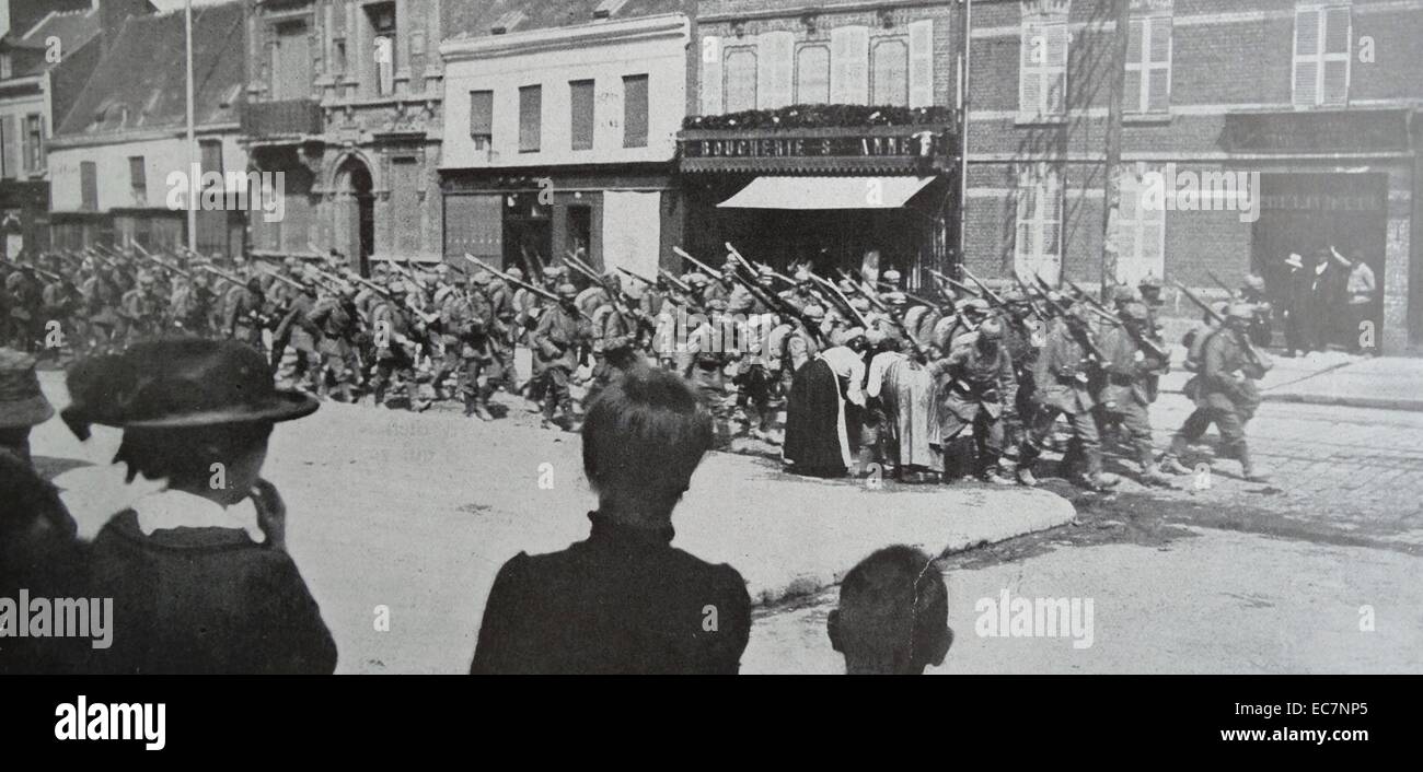 Deutsche Armee befindet sich in der französischen Stadt Amiens 1914. Zu Beginn des Ersten Weltkriegs, im August 1914, Amiens war die Basis für die britischen Expeditionskorps wurde. Es wurde von der Deutschen Armee am 31. August 1914 erfasst, sondern durch die Franzosen am 28. September wieder eingefangen. Stockfoto