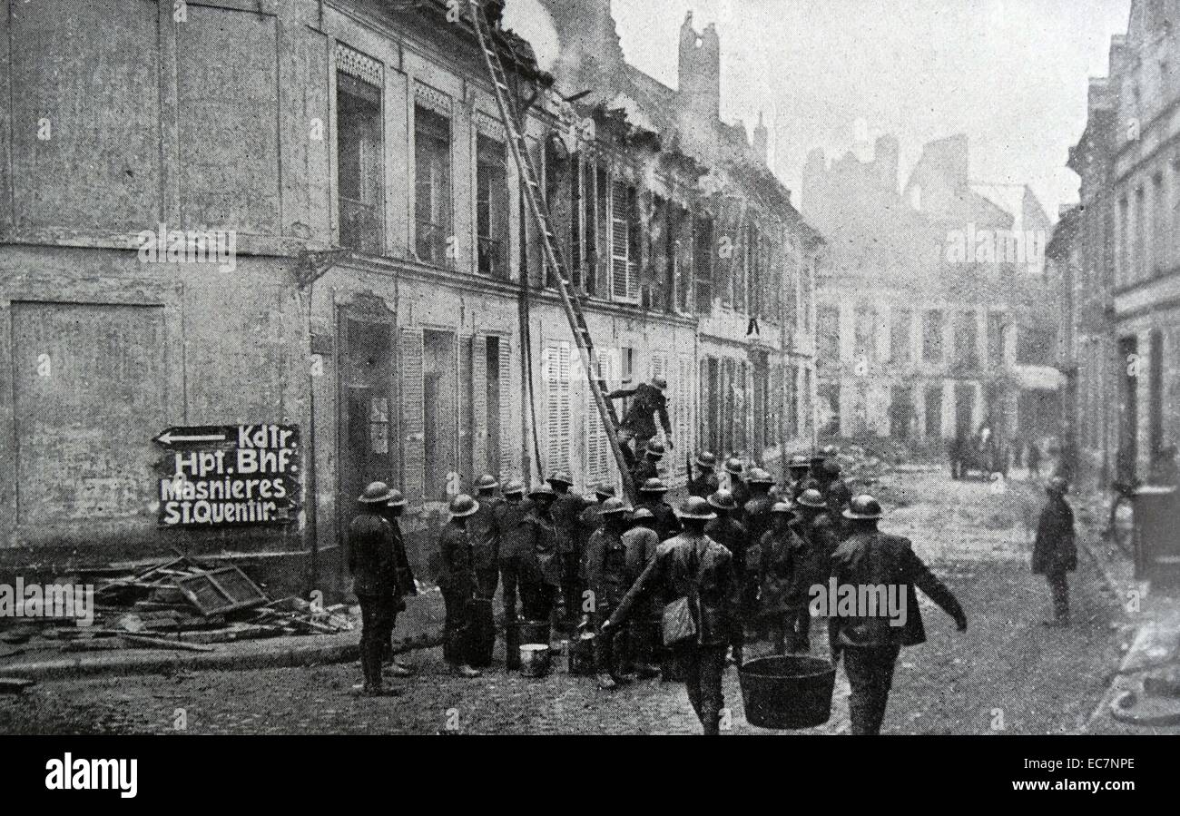 Feuerwehr besuchen ein Feuer in der Nachmahd der Schlacht für Cambrai, Frankreich, 1918. Ersten Weltkrieg Stockfoto