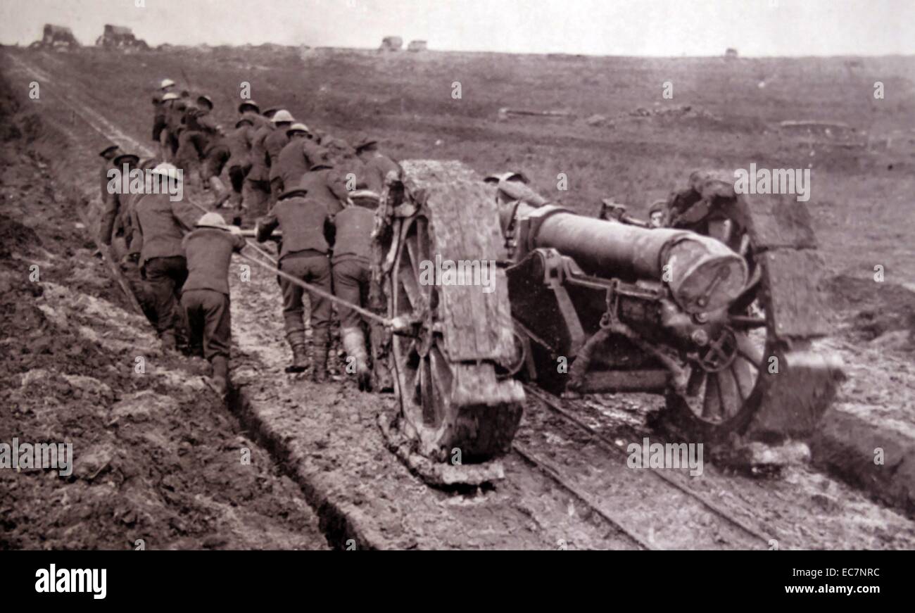Britische Soldaten ziehen eine große Artillerie-Kanone durch ein Schlachtfeld im ersten Weltkrieg Stockfoto