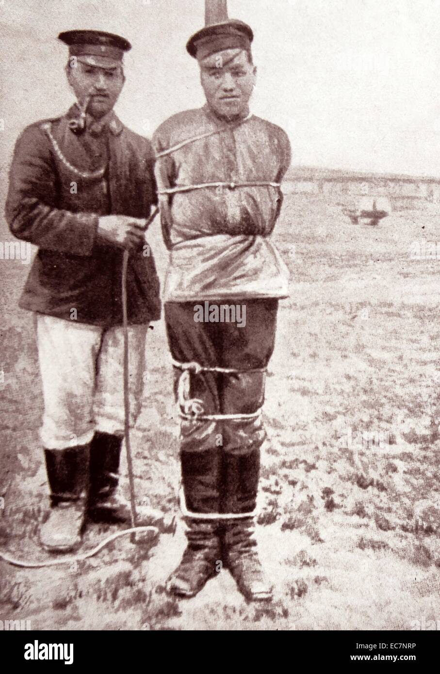 Russischer Soldat gefangen genommen und zur Ausführung von deutschen Wachen im Lager Lamsdorf in Schlesien, während Wolrd Krieg vorbereitet Stockfoto