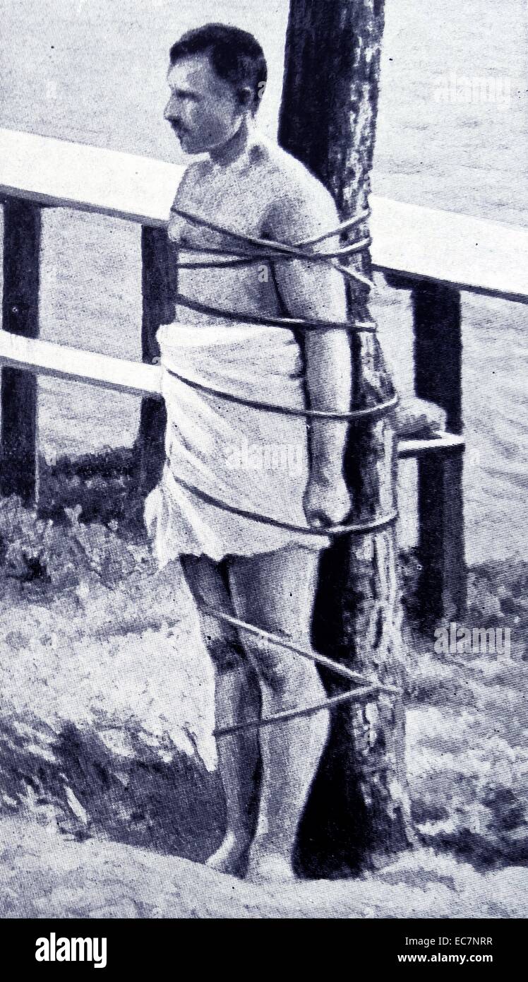 Russischer Soldat gefangen genommen und zur Ausführung von deutschen Wachen im Lager Lamsdorf in Schlesien, während Wolrd Krieg vorbereitet Stockfoto