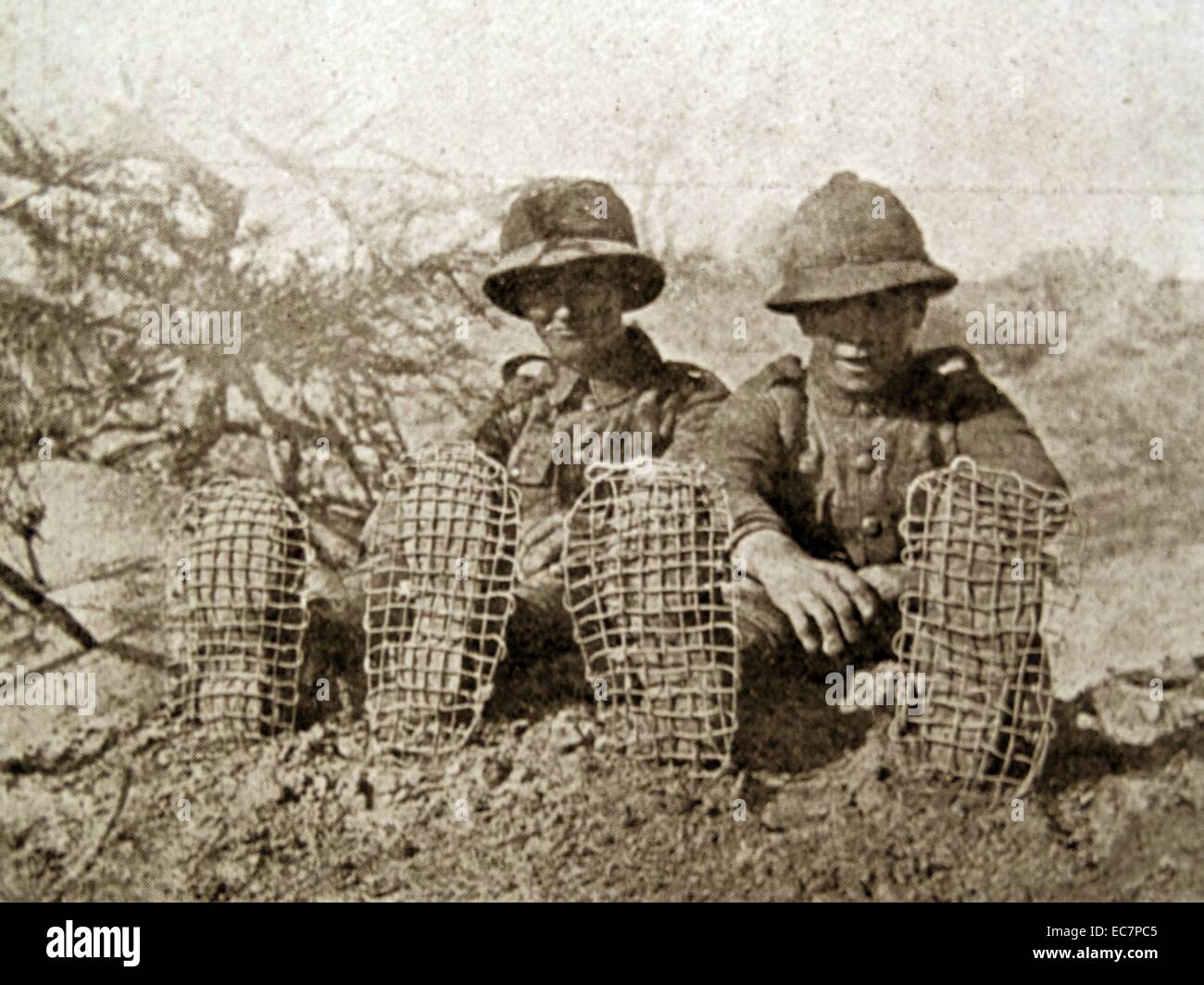 Britische Truppen zeigen besonders angepasste Schuhe für den Einsatz in der Wüste, Weltkrieg Stockfoto