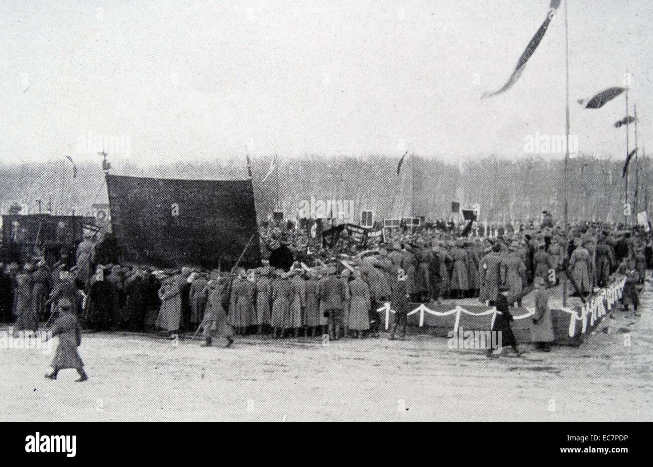 Russische Soldaten bei einem militärischen Begräbnis während Weltkrieges einer 1916 Stockfoto